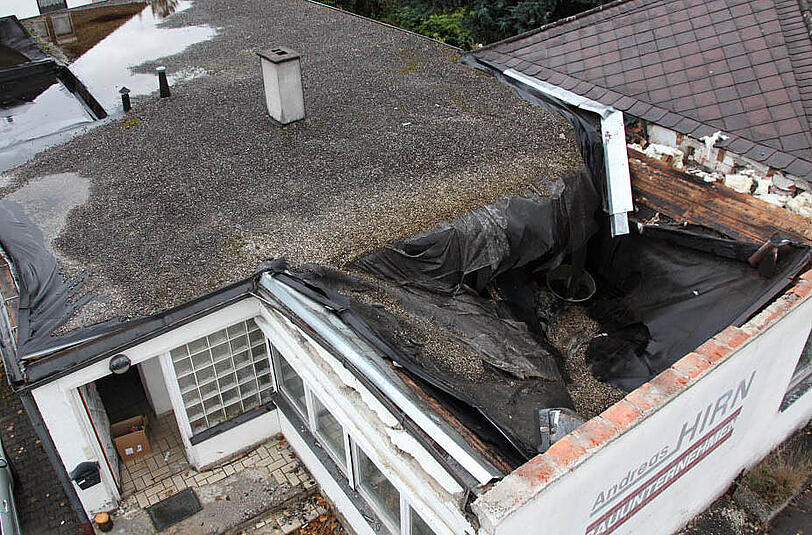 Das marode Hausdach sit in sich zusammengefallen. Bilder vom Feuerwehreinsatz.