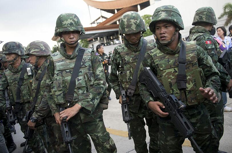 Soldaten stehen während den Verhandlungen zwischen Regierung und Opposition in Bangkok Wache. Jetzt putscht die Armee.