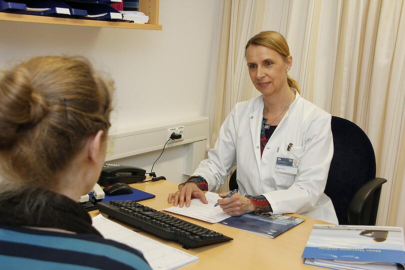 Eine Patientin beim Beratungsgespräch mit einer Expertin im Krebszentrum.