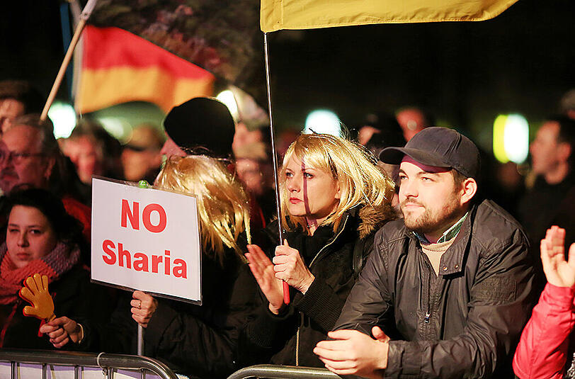 Die Sprüche der AfD-Demonstranten klingen kampfbereit: "Es geht nicht mehr darum, welche Gesllschaft die bessere ist, sondern welche überlebt."