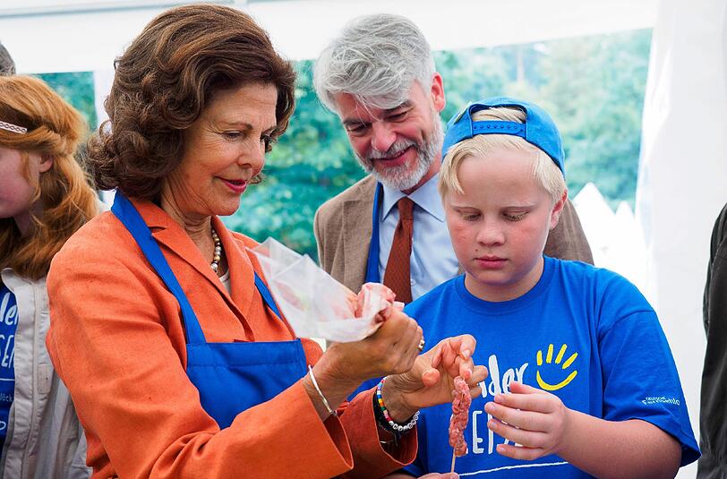 Das werden diese Kinder nie vergessen: Königin Silvia von Schweden bereitet gemeinsam mit ihnen das Essen zu. Sehen Sie hier die schönsten Bilder vom Besuch der Königin in Oberfranken. Foto: Nicolas Armer