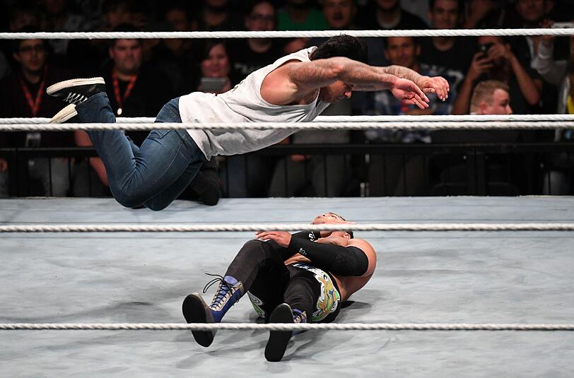 Kommt ein Ex-Nationaltorwart geflogen: Tim &bdquo;The Machine&ldquo; Wiese (oben) bei seinem Wrestling-Debüt.