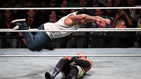 Kommt ein Ex-Nationaltorwart geflogen: Tim &bdquo;The Machine&ldquo; Wiese (oben) bei seinem Wrestling-Debüt.
