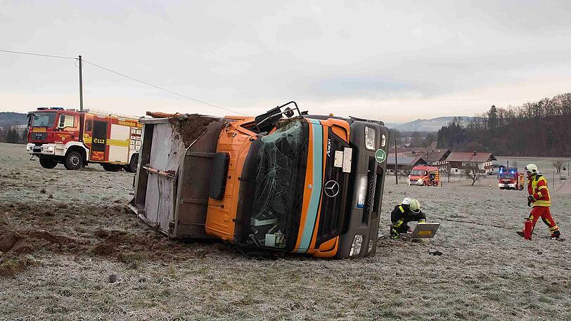 Der schwere Lkw schleuderte auf die Wiese ehe er umkippte und sich überschlug - die Bilder von der Unfallstelle.