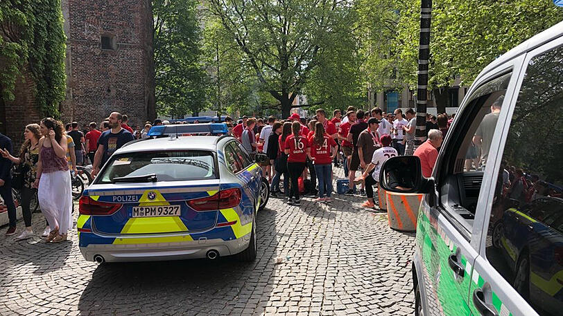Mittlerweile schon deutlich mehr Anhänger des FC Bayern vor Ort. Auch die Polizei zeigt Präsenz.