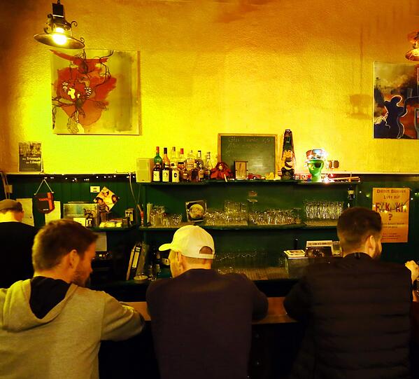 Geht immer: An der Bar sitzen im Balan.