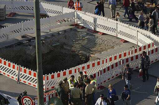 Abgesperrter Trichter: Am Pasinger Bahnhofsplatz wurde ein potenzieller Blindgänger gefunden.