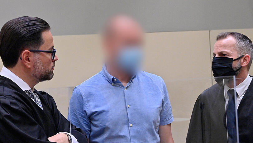 Der wegen Blutdoping Angeklagte Mark S.(M) steht beim Beginn des Prozess gegen ihn wegen des Verdachts des Verstoßes gegen das Arzneimittel- und Dopinggesetze mit seinen Anwälten Juri Goldstein (links) und Alexander Dann (rechts) zusammen.