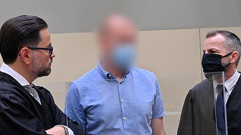 Der wegen Blutdoping Angeklagte Mark S.(M) steht beim Beginn des Prozess gegen ihn wegen des Verdachts des Verstoßes gegen das Arzneimittel- und Dopinggesetze mit seinen Anwälten Juri Goldstein (links) und Alexander Dann (rechts) zusammen.