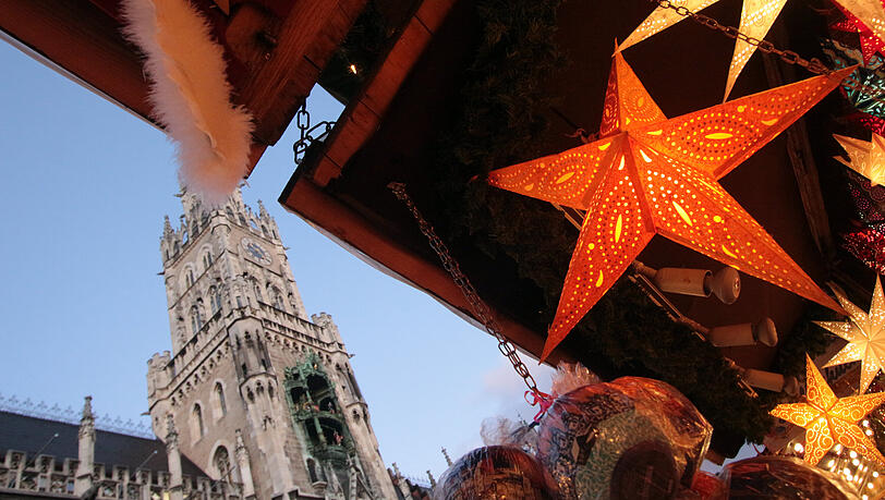 Wer Glühwein und anderen Alkohol verkauft, bekommt eine eigene "Insel" mit Zaun, nur jeweils dort gilt die 3G-Regel, alle anderen Bereiche sollen frei zugänglich sein.