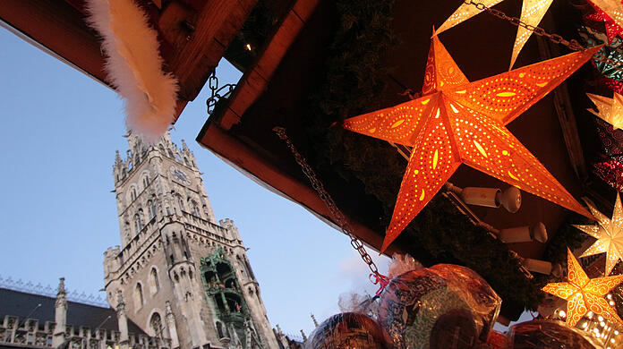 Wer Glühwein und anderen Alkohol verkauft, bekommt eine eigene "Insel" mit Zaun, nur jeweils dort gilt die 3G-Regel, alle anderen Bereiche sollen frei zugänglich sein.