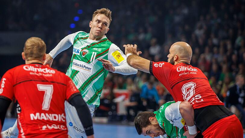 Lasse Andersson (2.v.l) war beim Sieg gegen Melsungen mit elf Toren der beste Werfer der Füchse.