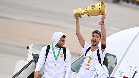 Müde, aber glücklich stiegen die VfB-Profis aus dem Flieger.