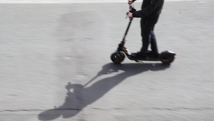 In Dachau hat ein E-Scooter-Fahrer einen 13-J&auml;hrigen vom Rad gerammt. (Symbolbild)