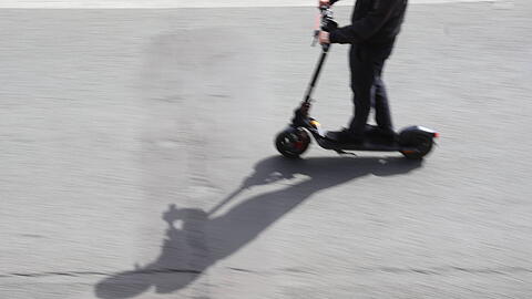 In Dachau hat ein E-Scooter-Fahrer einen 13-J&auml;hrigen vom Rad gerammt. (Symbolbild)