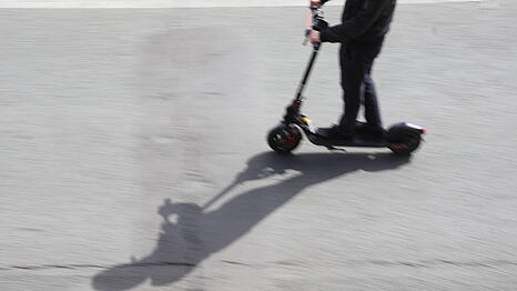 In Dachau hat ein E-Scooter-Fahrer einen 13-J&auml;hrigen vom Rad gerammt. (Symbolbild)