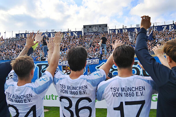 Stehen trotz Zwangsabstieg zu ihrem Verein: Die Fans des TSV 1860.