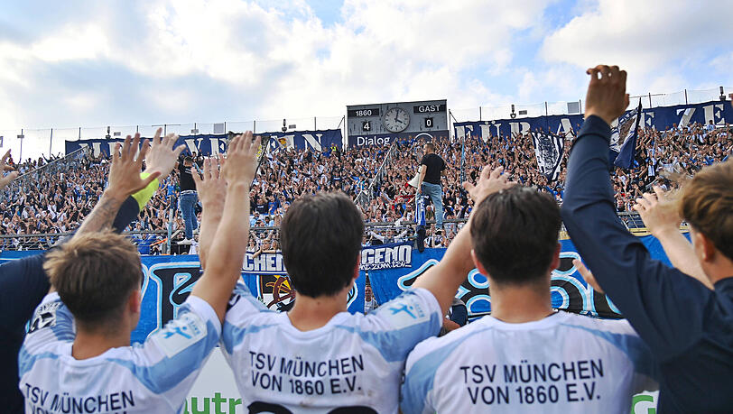 Stehen trotz Zwangsabstieg zu ihrem Verein: Die Fans des TSV 1860. Stehen trotz Zwangsabstieg zu ihrem Verein: Die Fans des TSV 1860.