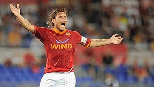 „Romano de Roma“, ein Römer aus Rom: Francesco Totti, Kapitän und Legende der Roma, ein Typ mit speziellem Humor, der gerne viel Wind macht. „Romano de Roma“, ein Römer aus Rom: Francesco Totti, Kapitän und Legende der Roma, ein Typ mit speziellem Humor, der gerne viel Wind macht.