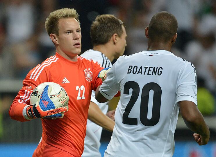JEROME BOATENG: Note 3. Erst rechts hinten solide, dann nach Zielers Rot in der Mitte. Die Flexibilität ist sein Plus. Solide, zuverlässig.