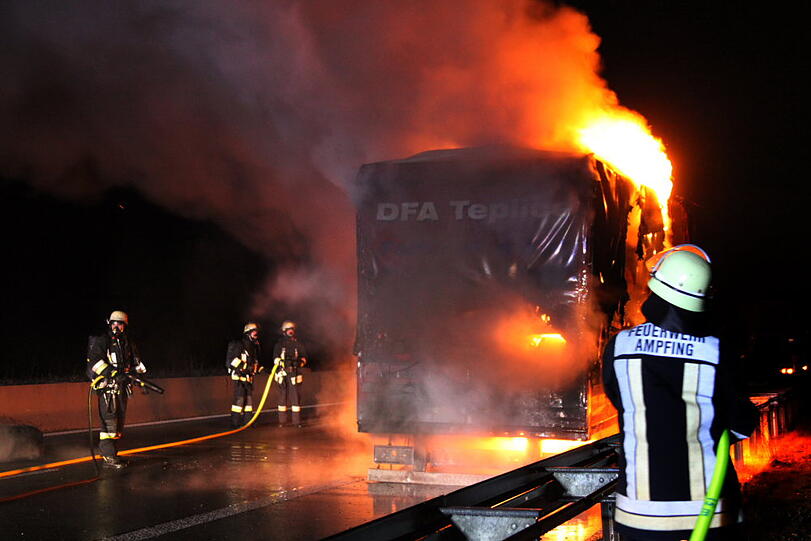 Auf der A94 steht ein Lkw in Flammen: Die Bilder vom Feuerwehreinsatz.