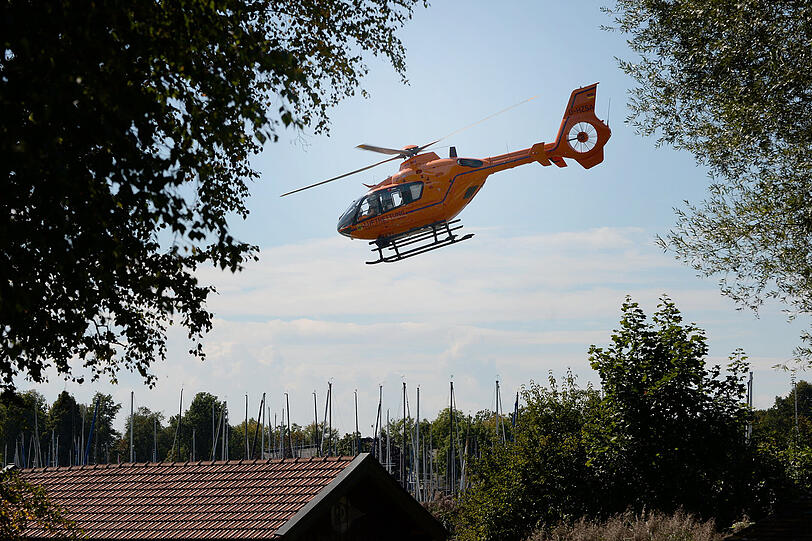 Per Rettungshubschrauber wurde die leblose Person aus dem Chiemsee gerettet. Die Hilfe kam jedoch leider zu spät.