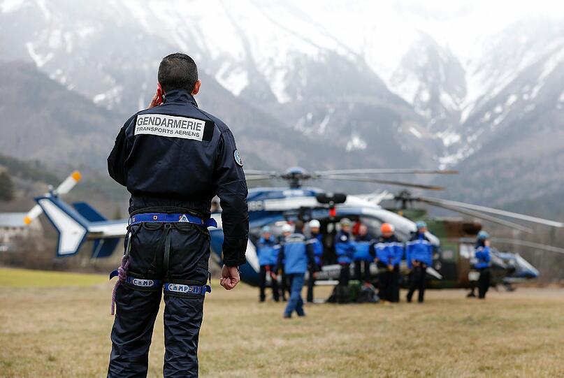 Rettungskräfte organisieren die Bergung der Germanwings-Maschine in den französischen Alpen