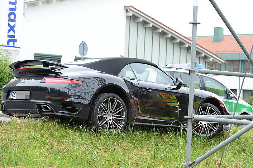 Nach dem Ausflug auf eine Begrenzungsmauer aus Naturstein musste der Porsche der Frau auf einen Auto-Lkw verfrachtet werden.