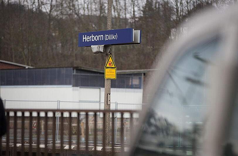 Bilder vom Tatort in Herborn: Am Donnerstagmorgen wurde hier ein Polizist erstochen.