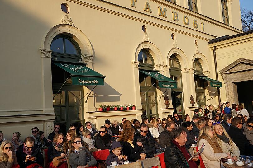 Immer wenn die Sonne in München rauskommt, wird's hier knapp mit den Plätzen: das Café Tambosi am Odeonsplatz-