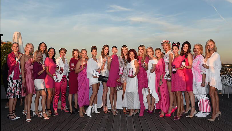 Pink-Weißes Gruppenphoto: Die Promis feierten den neuen Hyaluron-Drink.