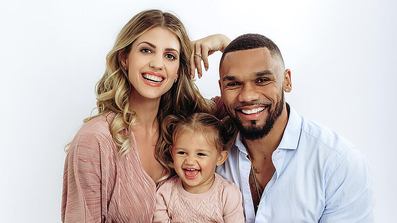 Influencerin Sarah Harrison (28): "Wie jedes Jahr natürlich mit unseren Familien. Heiligabend verbringen wir jedes Jahr bei Domis Familie sehr traditionell und den ersten Weihnachtsfeiertag bei meiner Familie. Uns ist es wichtig, zusammen die Zeit zu verbringen und zu genießen. Wir hoffen natürlich auch, dass alle brav waren und uns der Weihnachtsmann besuchen und viele Geschenke unter den Baum legen wird."