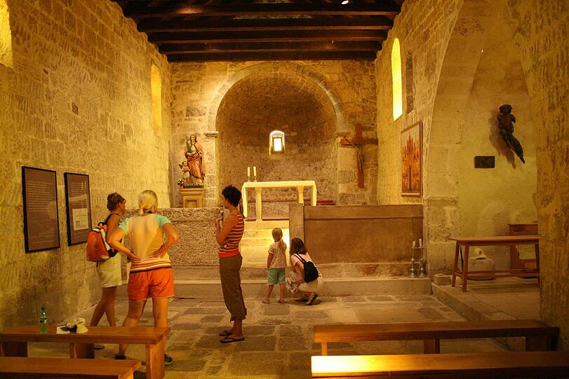 Die kleine Kirche im Bauerndorf Jurandvor auf der Insel Krk ist Fundort der altkroatischen Glagolica-Schrift.