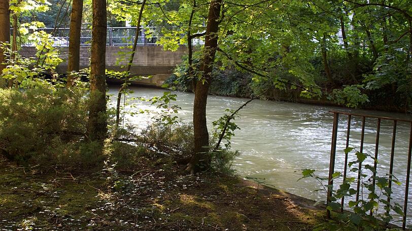 Der Eisbach: Die Strömung ist stark.