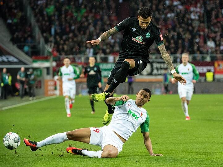 Werder-Rückkehrer Davie Selke (oben) im Duell mit Augsburgs Felix Uduokhai.