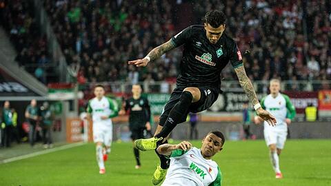 Werder-Rückkehrer Davie Selke (oben) im Duell mit Augsburgs Felix Uduokhai.