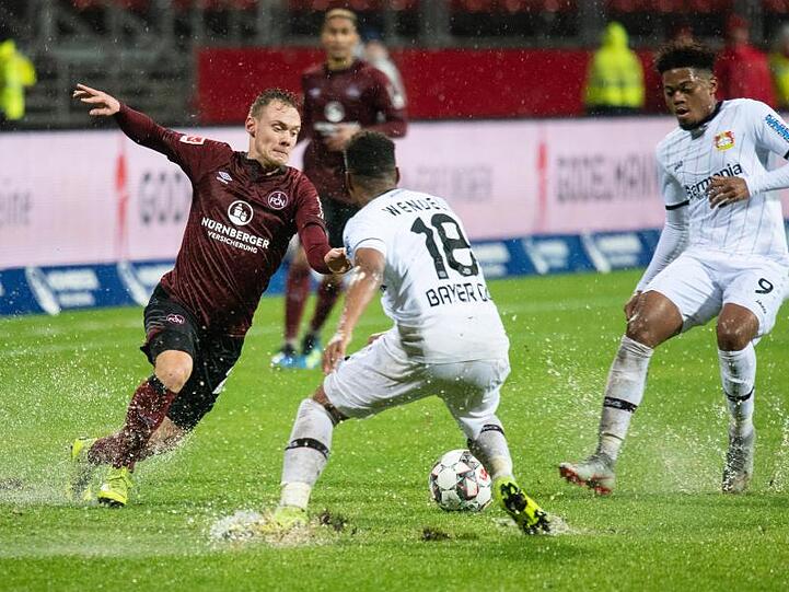 Das Spiel 1. FC Nürnberg gegen Bayer Leverkusen war von heftigen Regenfällen geprägt.