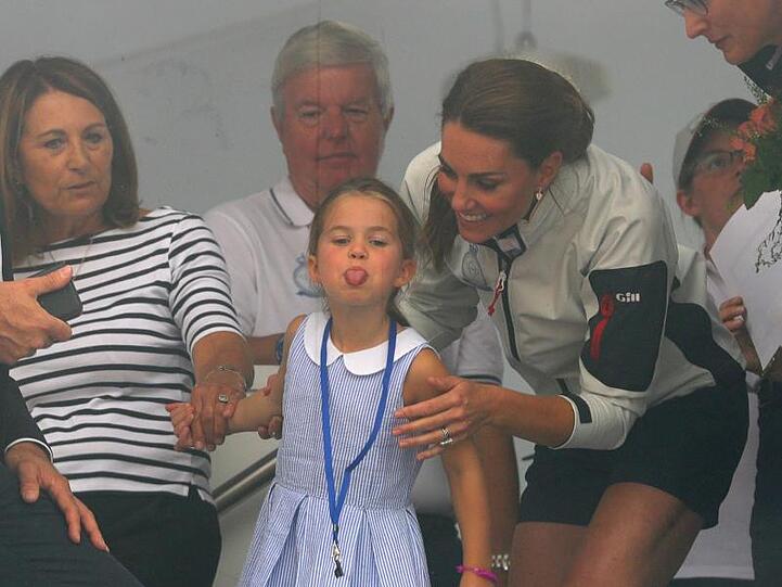 Die britische Prinzessin Charlotte streckt die Zunge raus.