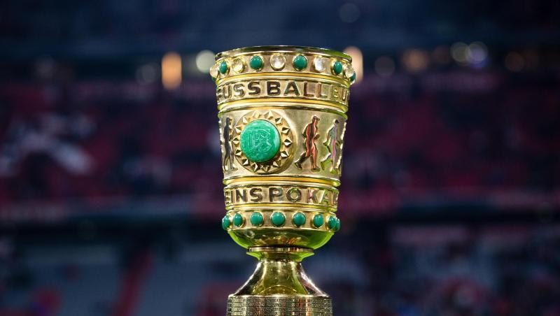 Der DFB-Pokal steht am Spielfeldrand.
