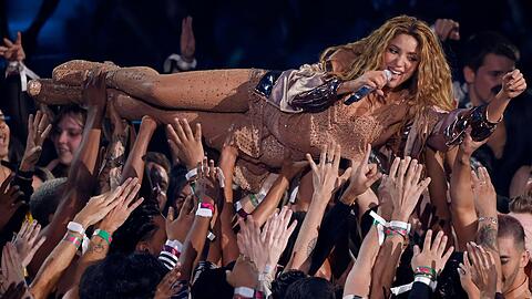 MTV Video Music Awards: Shakira badet in der Menge.