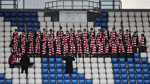Ein Knabenchor singt auf der Tribüne vor der Trauerfeier für den verstorbenen Fußballstar und Trainer Beckenbauer.