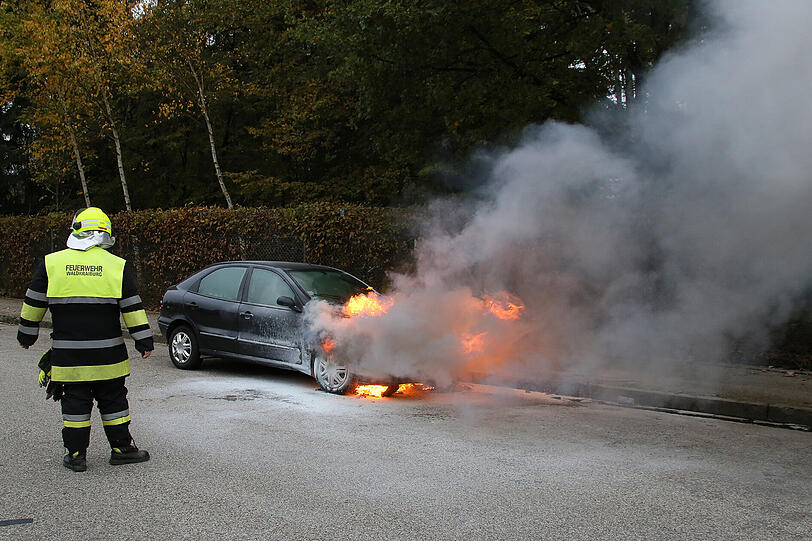 Wahrscheinlich wegen eines technischen Defekts ging der Pkw in Flammen auf.
