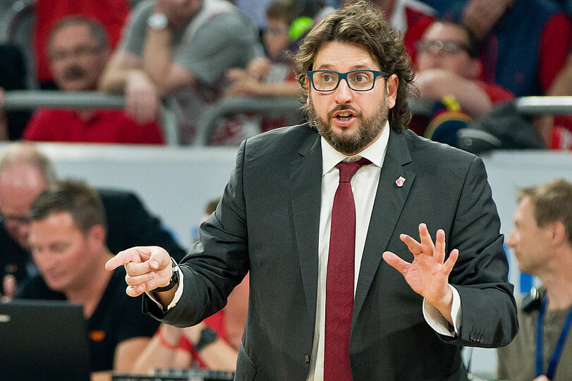 Der Coach der Brose Baskets Bamberg, Andrea Trinchieri, möchte mit seinem Team gegen Oldenburg den ersten Titel der Saison einfahren.
