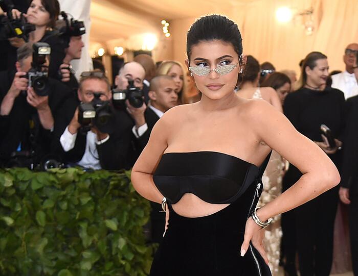 Platz 3: Kylie Jenner (166,5 Millionen US-Dollar). Erst vor wenigen Tagen hatte das Magazin mit der Prognose für Aufsehen gesorgt, dass die 20-Jährige bald die jüngste Milliardärin aller Zeiten sein werde, die ihr Geld selbst verdient hat.