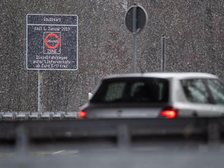 Ein Anzeige weist auf das Fahrverbot in Stuttgart hin.
