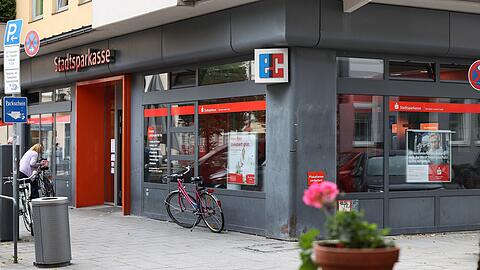 Automaten statt Menschen: Beratung gibt es in der Sparkasse am Pariser Platz in Zukunft nicht mehr. Sie und vier weitere werden geschlossen.