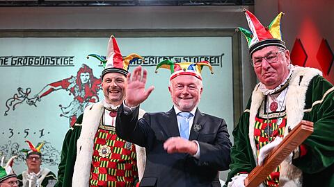 Der stellvertretende Bundestagspräsident Wolfgang Kubicki (FDP) winkt, nachdem er vom Stockacher Narrengericht zum Laufnarr geschlagen worden ist.