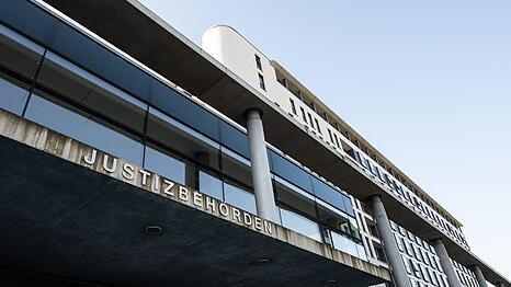 Nach einem t&ouml;dlichen Angriff mit einer Armbrust in einer Klinik hat das Landgericht Kassel eine lebenslange Haftstrafe verh&auml;ngt. (Archivbild)