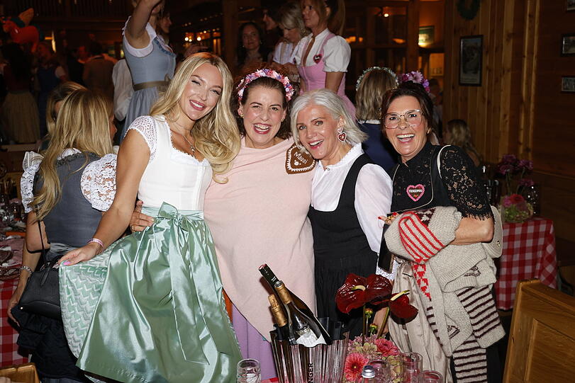 Promi-Damen in Feierlaune: Victoria Jancke, Elena Uhlig, Birgit Schrowange und Astrid Rudolph. Promi-Damen in Feierlaune: Victoria Jancke, Elena Uhlig, Birgit Schrowange und Astrid Rudolph.
