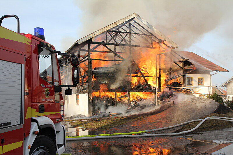 Am Nachmittag wurde die Feuerwehr zu einem Brand eines Bauernhofes mitten in St. Leonhard, Gemeinde Wonneberg gerufen. Bei dem Brand wurden drei Personen verletzt. Da das Löschwasser knapp war, mussten Leitungen über einen Kilometer lang verlegt werden.